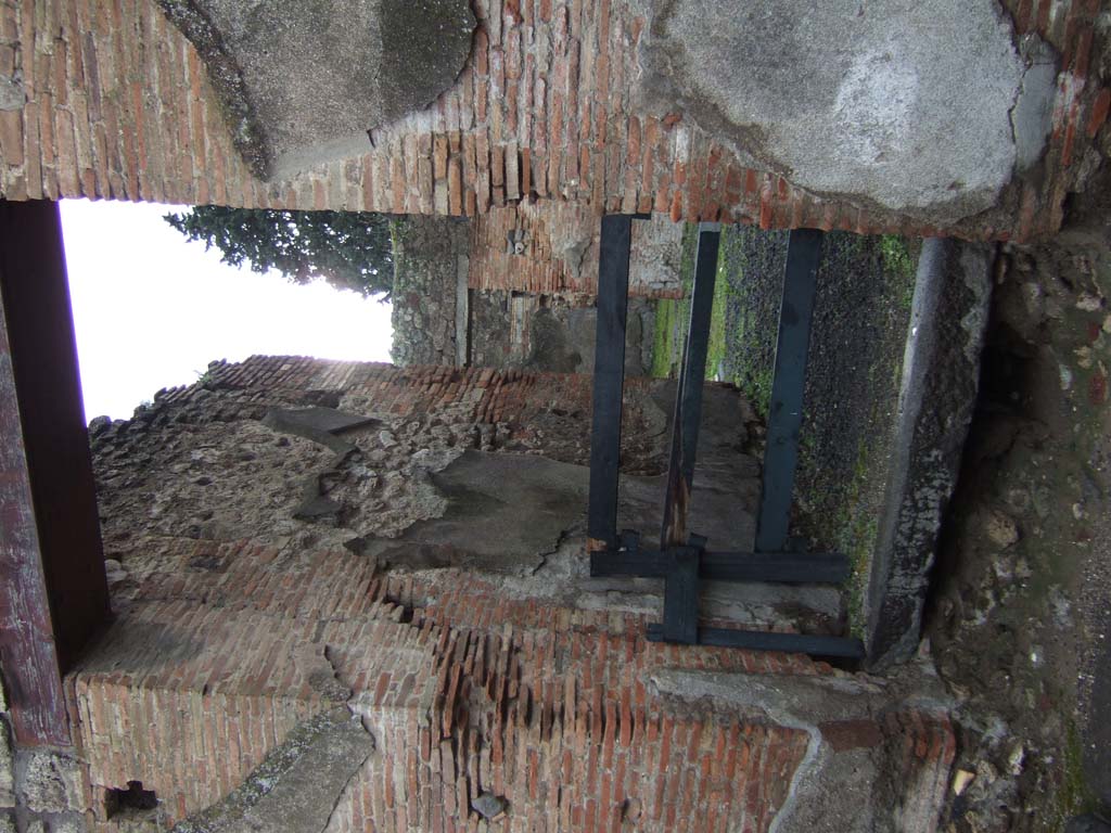 VI 13 16 Pompeii December 2004 Entrance Doorway Looking West